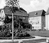 Dormitte, Schule im Hintergrund